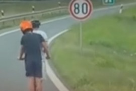 Dječaci na trotinetu jurili auto-putem u Srbiji (VIDEO)