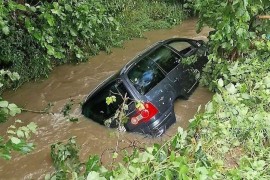 Herojski podvig policajaca: Iz nabujale rijeke spasili vozača