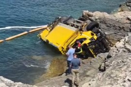 Drama na Jadranu: Kamion pao u more, kupači skakali u vodu (VIDEO)