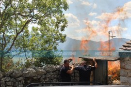 Drama u selu Hum kod Trebinja: Požar došao do kuća (FOTO, VIDEO)