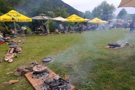 Sačijada na obali Plive okupila ljubitelje tradicionalne kuhinje