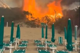 Požar na jugu Italije: Stotine turista i kupača evakuisane morskim ...
