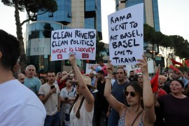 Napeto u Tirani: Protest ispred parlamenta završio privođenjima