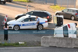 Udes u Trnu: Auto prevrnut, stigla Hitna (VIDEO)