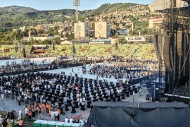 Rijeka ljudi slijeva se prema "Koševu": Večeras prvi spektakl Dine ...