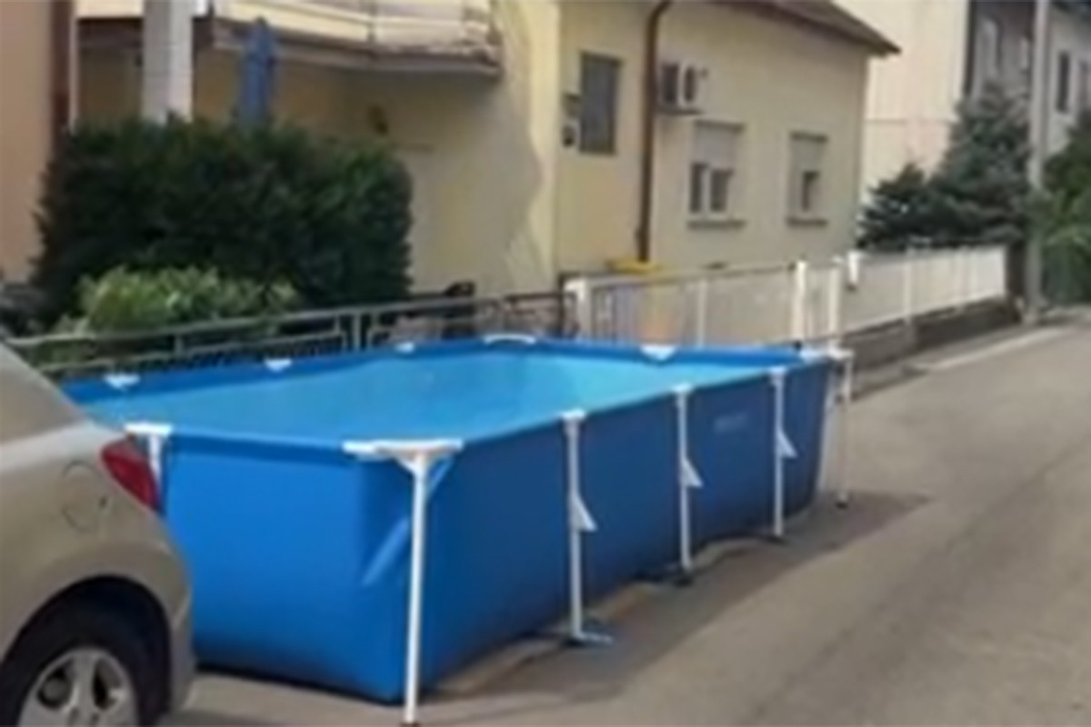 Žena u Zagrebu postavila bazen nasred ulice: "Nemam mjesta u dvorištu" (VIDEO)