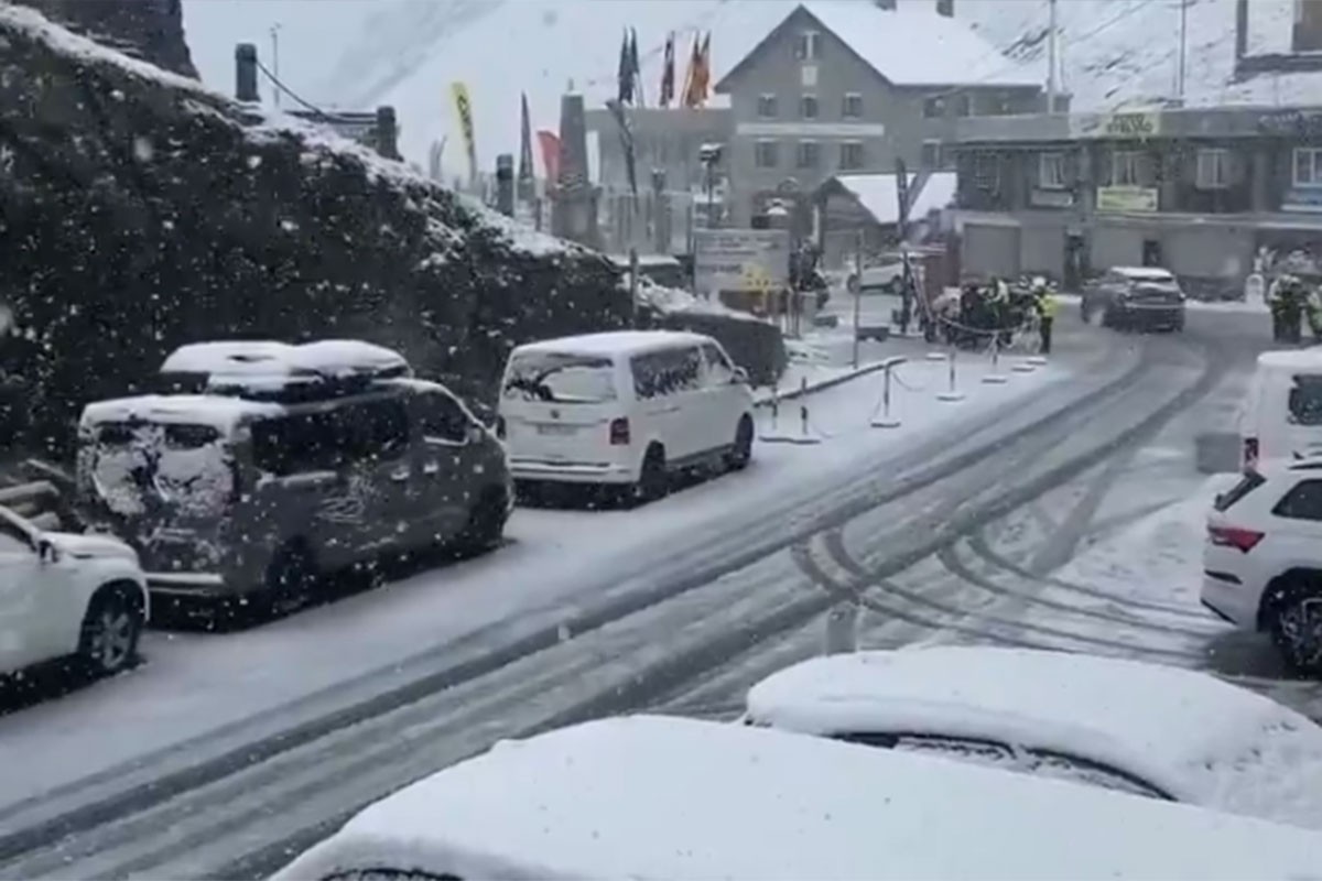 Od toplotnog talasa do snijega: Zabijelio se čuveni italijanski prevoj Stelvio (VIDEO)
