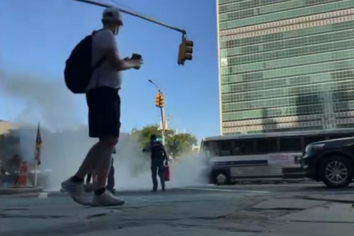 Demonstrant se zapalio ispred sjedišta UN u Njujorku: Dok je gorio bacao papiriće