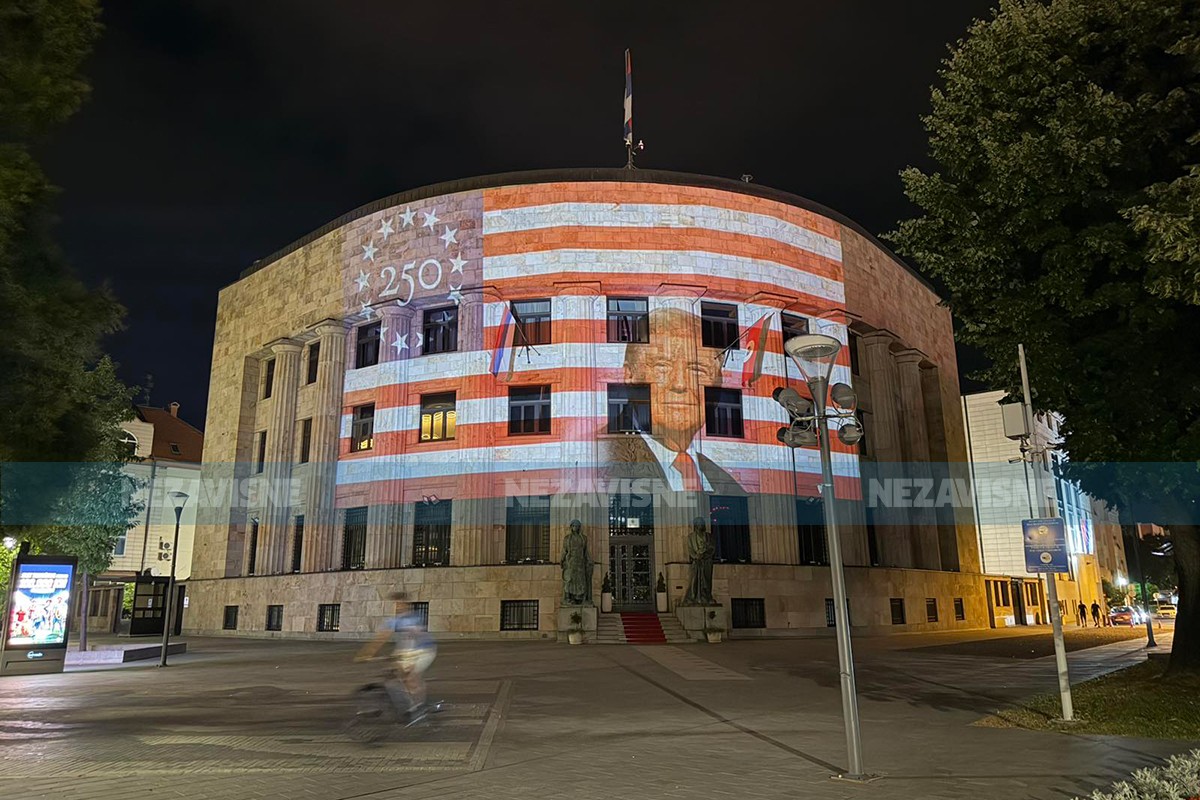 Palata Republike u Banjaluci u bojama američke zastave
