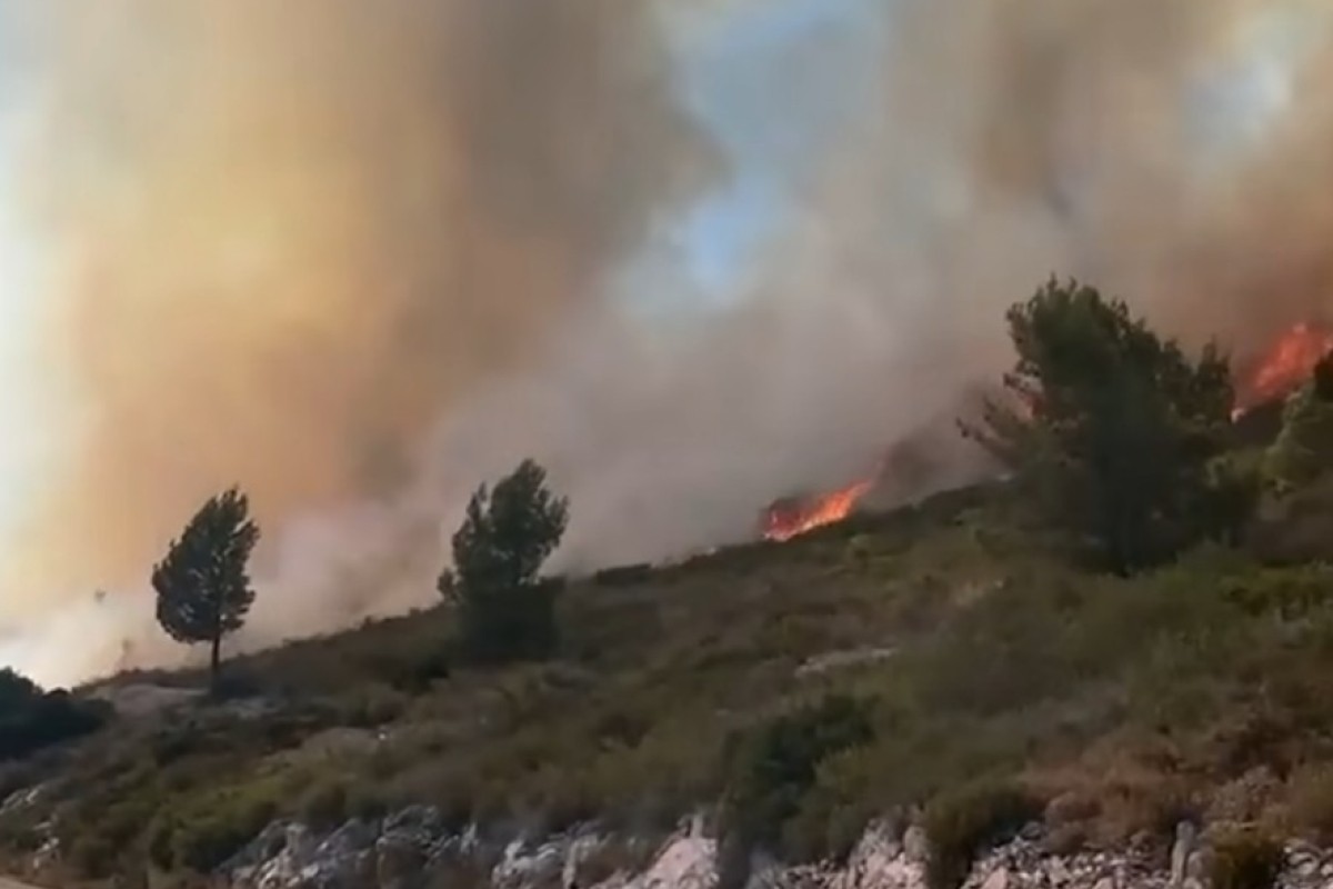 Izbio veliki požar na Hvaru: Stigla i dva kanadera (VIDEO)