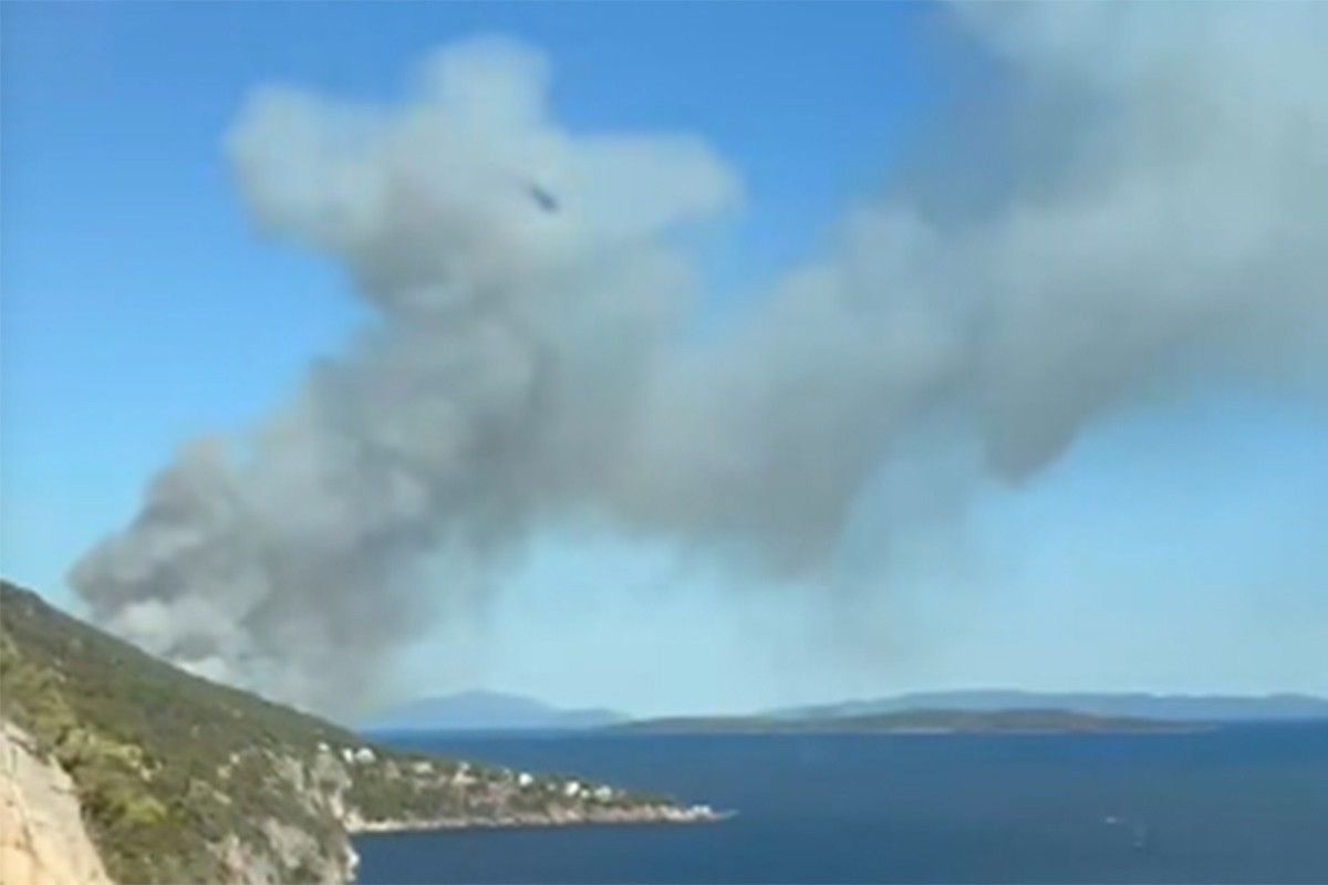 Požar na Hvaru pod kontrolom: Izgorjele kuće i 200 hektara rastinja i borovine (VIDEO)