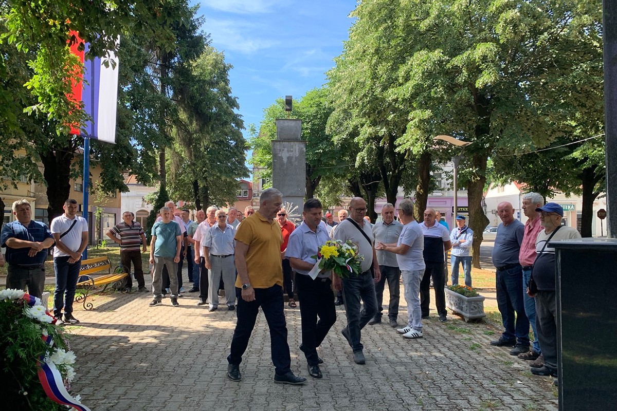 Položeni vijenci na spomenik palim borcima u Kostajnici
