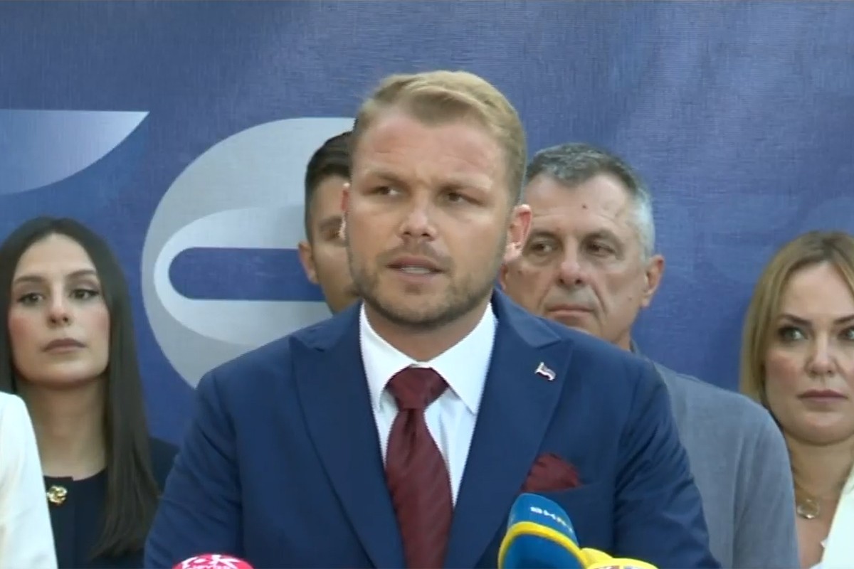 Stanivuković odustao od kandidature, podržao Blanušu i Božovića (VIDEO)
