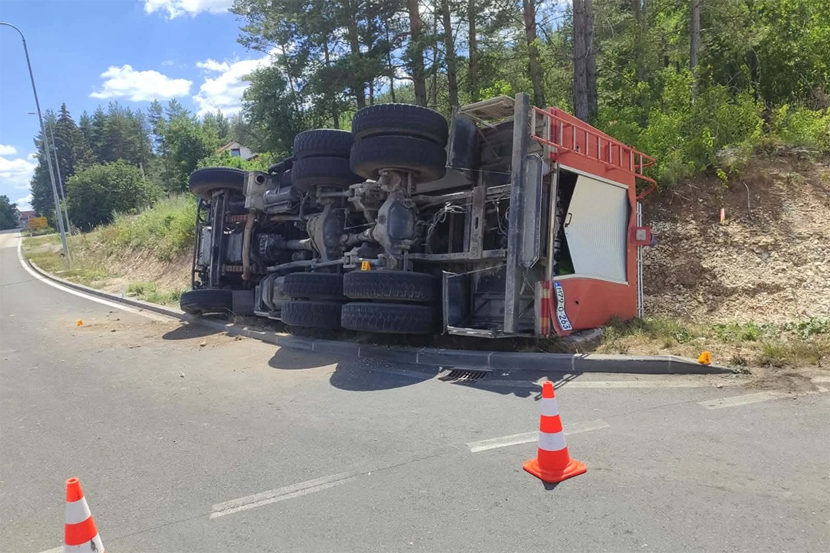 Drama u Livnu: Prevrnulo se vatrogasno vozilo, gorio auto-otpad (FOTO)