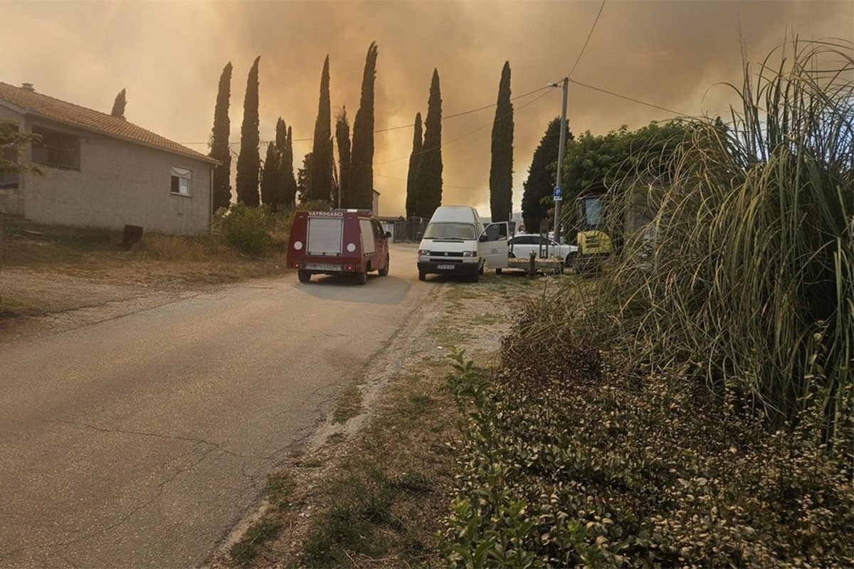 Veliki požar u Čapljini: Ugrožene kuće, vatru gasi i Air Tractori (FOTO)