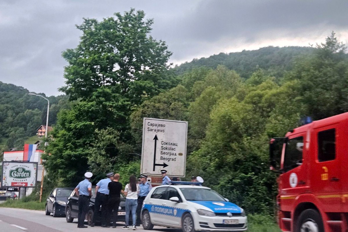 Drama u Palama: Policija pregovara sa muškarcem koji odbija da siđe sa drveta