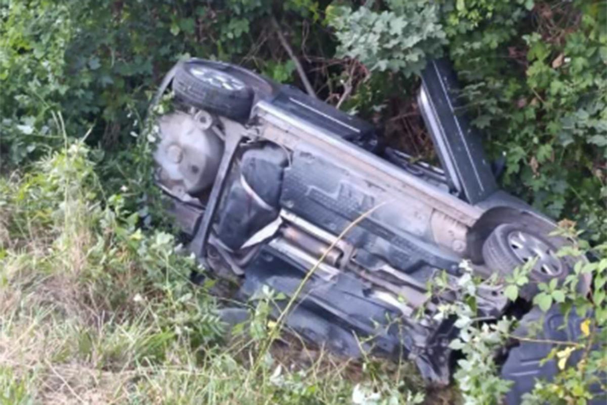 Automobil završio u kanalu, reagovali i banjalučki vatrogasci (FOTO)