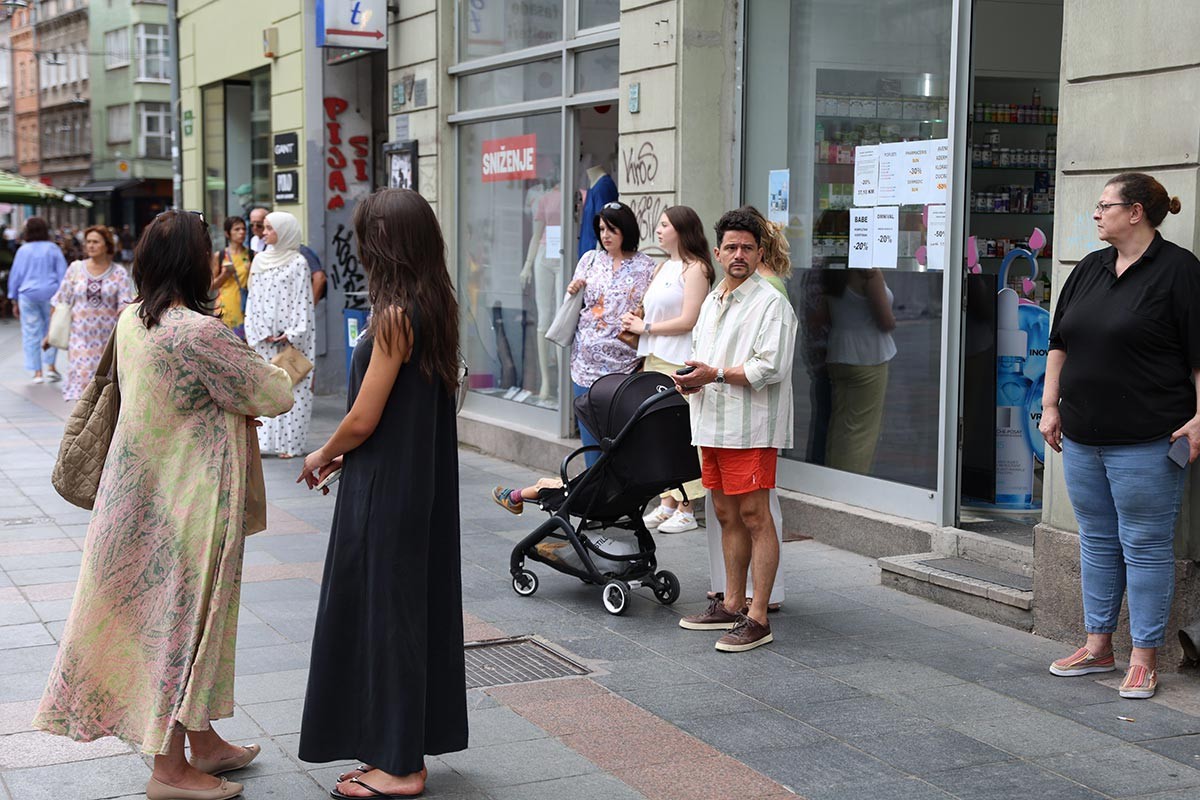 Oglasile se sirene:Građani Sarajeva odali počast žrtvama u Srebrenici
