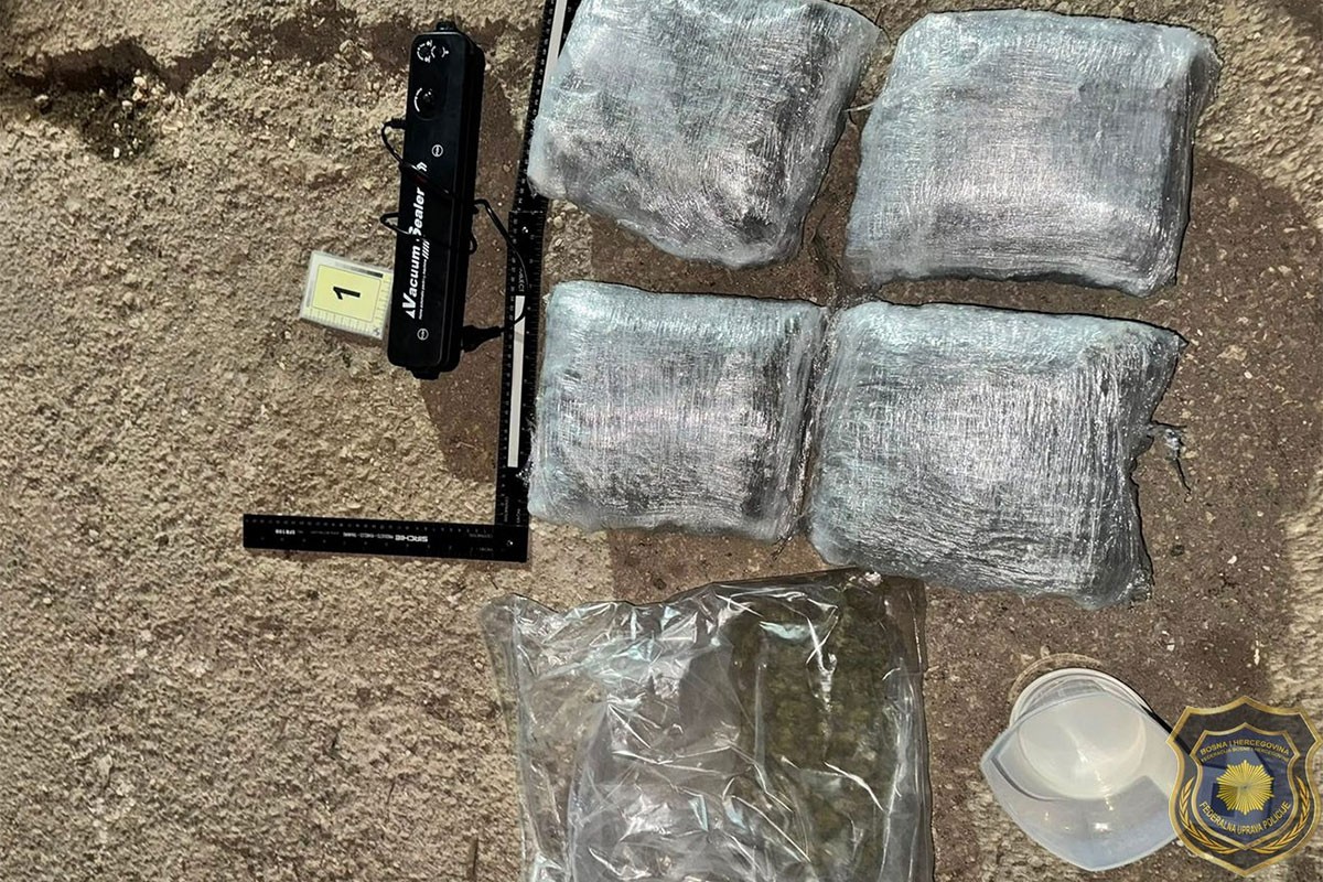 Policija u Sarajevu zaplijenila drogu i zolju, osumnjičeni im pobjegao (FOTO)