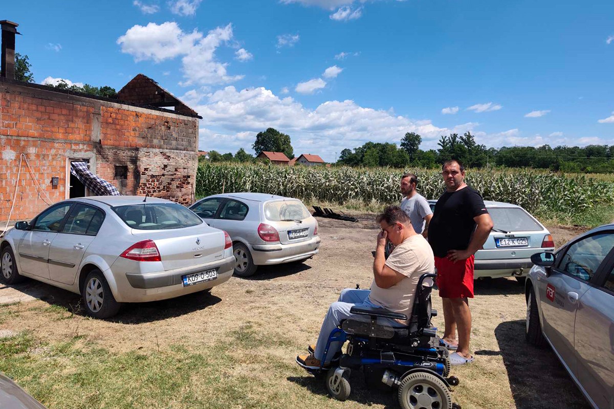 Komšije ujedinjene nakon požara: Pokrenuta akcija za Azizovu kuću