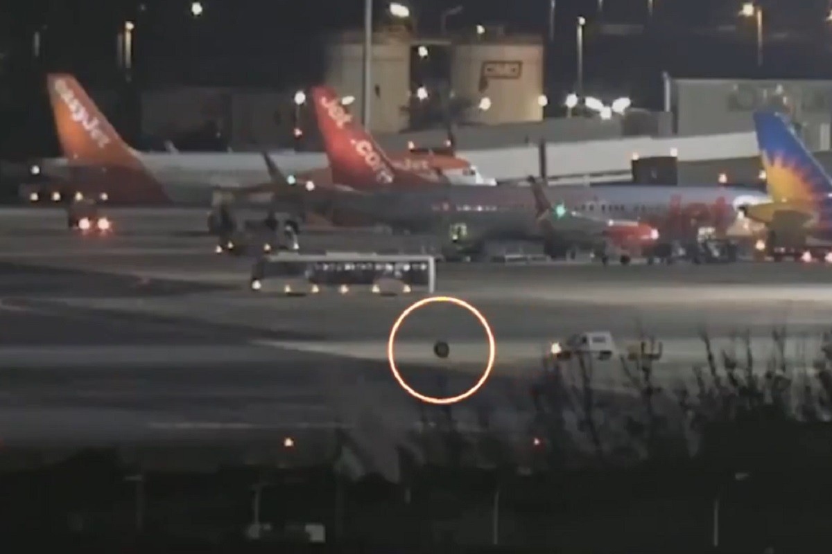 Haos na aerodromu: Otkotrljao se točak s aviona (VIDEO)