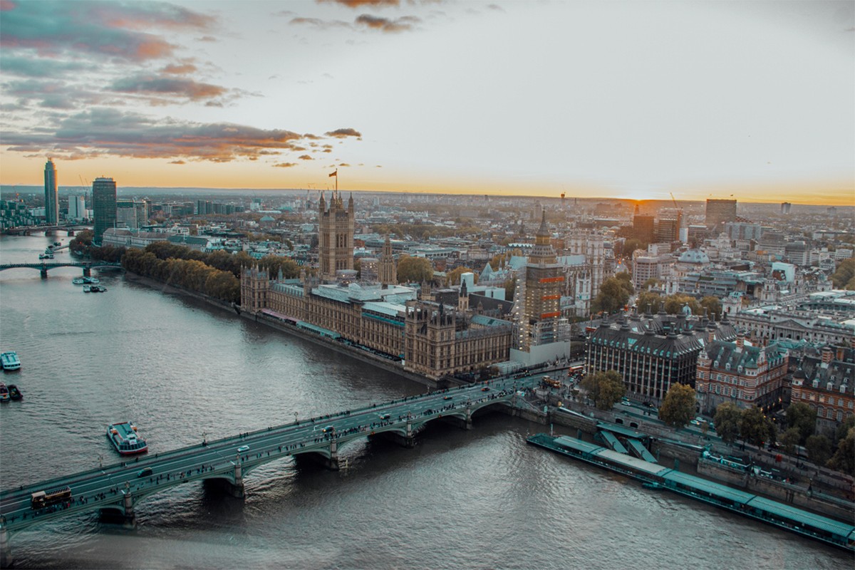 Uzbuna iznad Londona: Devet aviona istovremeno proglasilo vanrednu situaciju (VIDEO)