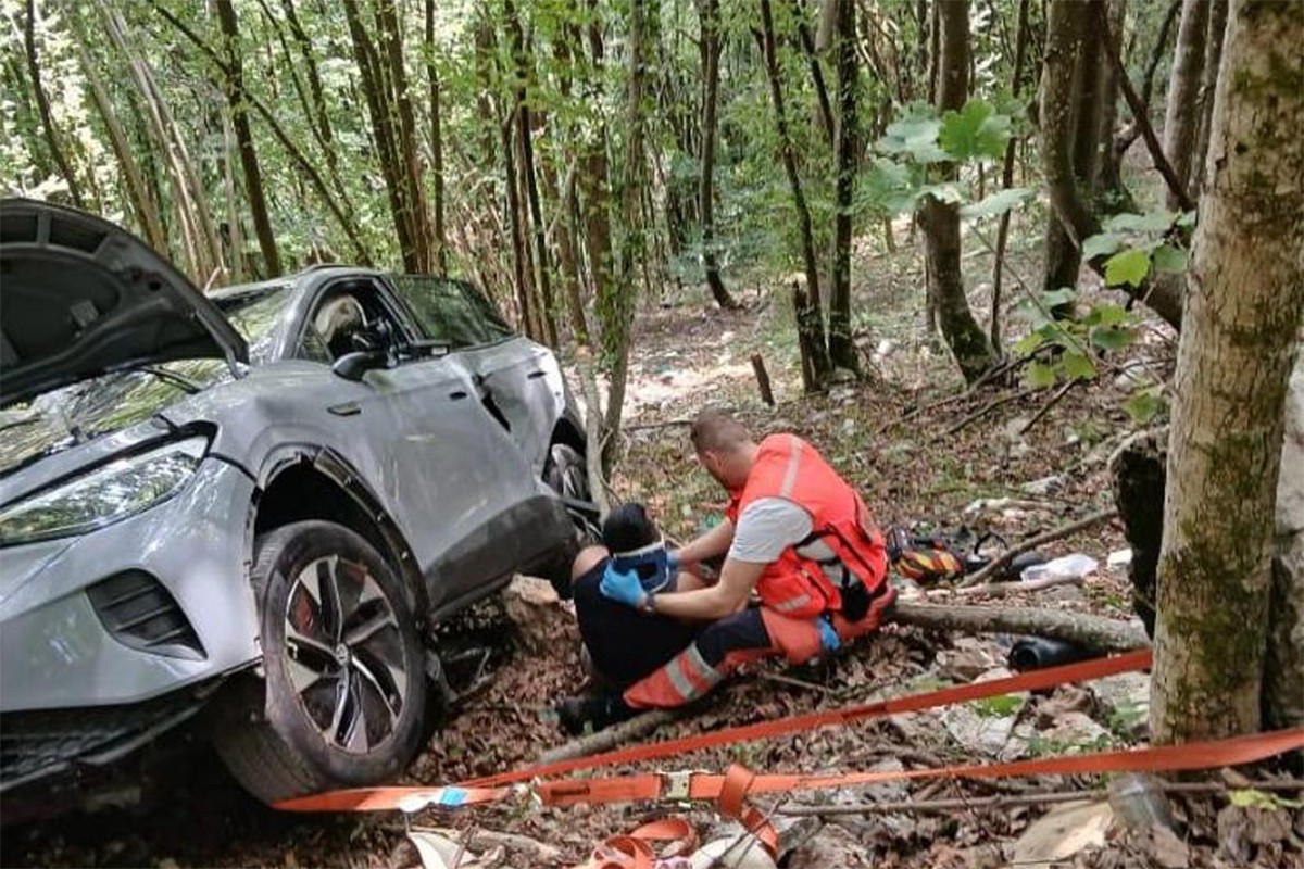 Drama u Hrvatskoj: Auto s pet osoba visio iznad provalije, djecu prevezao helikopter