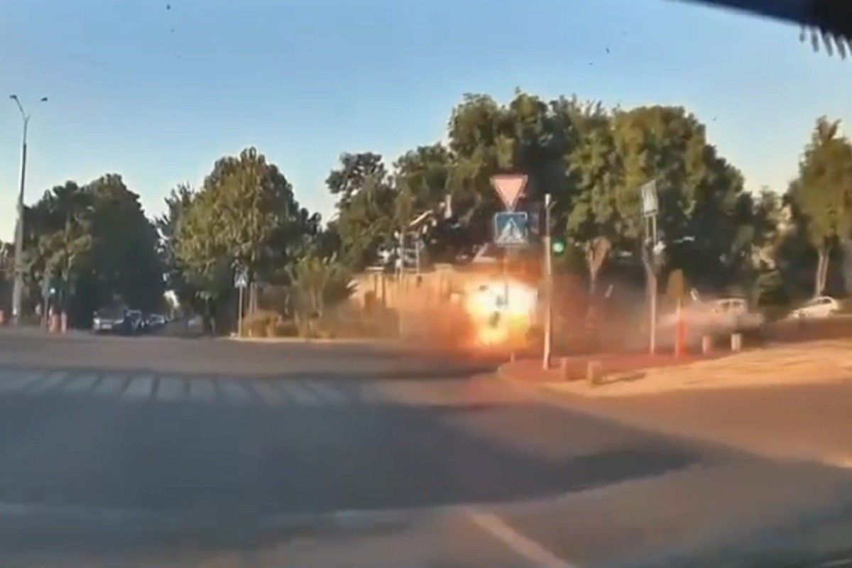 Stravičan sudar: Poginuo policajac, vozilo u plamenu (VIDEO)