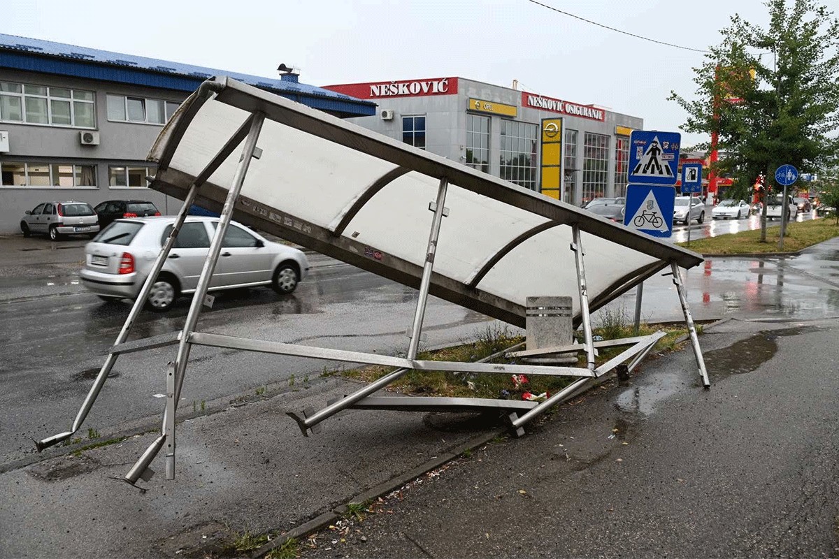 Potpuno uništeno autobusko stajalište u Lazarevu