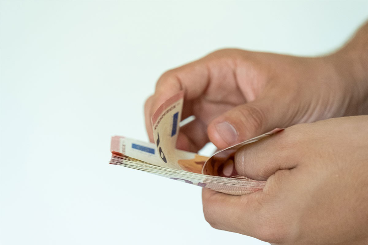 Carinik optužen da je za 5.000 evra firmi "progledao kroz prste"