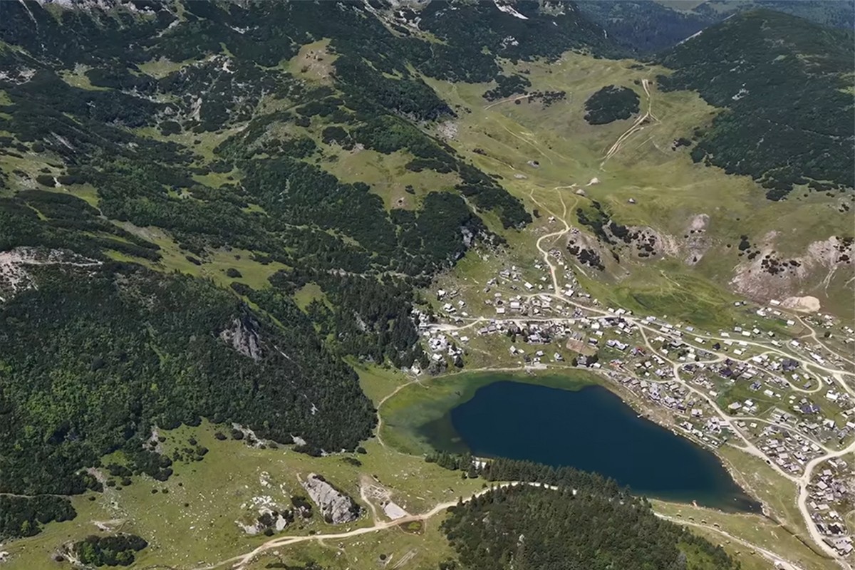 Ljetno osvježenje na 1.600 metara: Kamperi iz Evrope otkrili jezero u BiH (VIDEO)