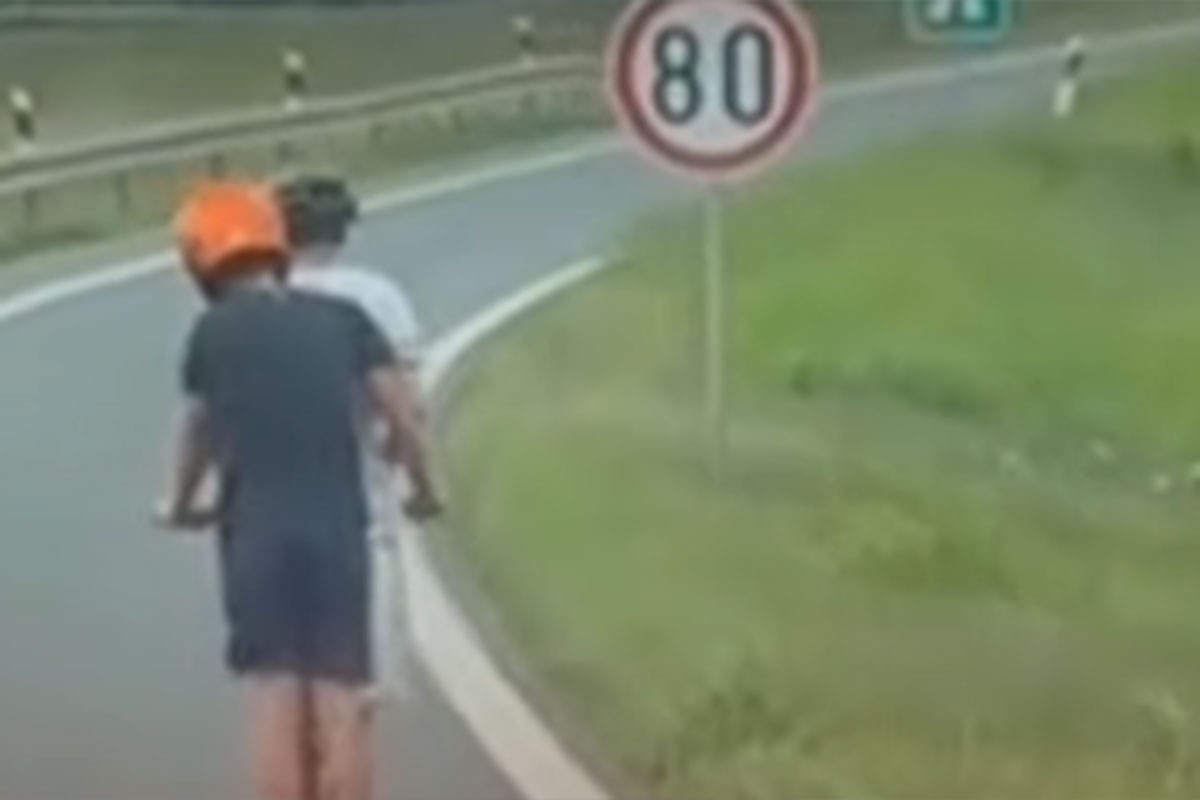 Dječaci na trotinetu jurili auto-putem u Srbiji (VIDEO)