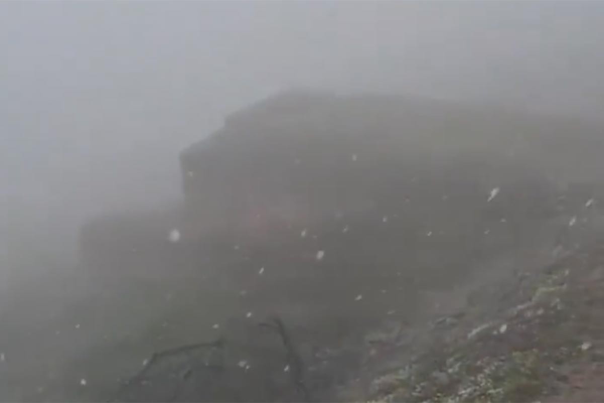 Snijeg usred jula iznenadio posjetioce Šar-planine (VIDEO)