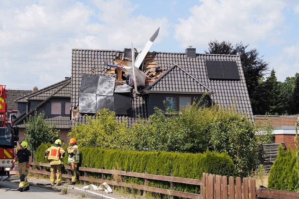 Avion se srušio na krov kuće u Njemačkoj
