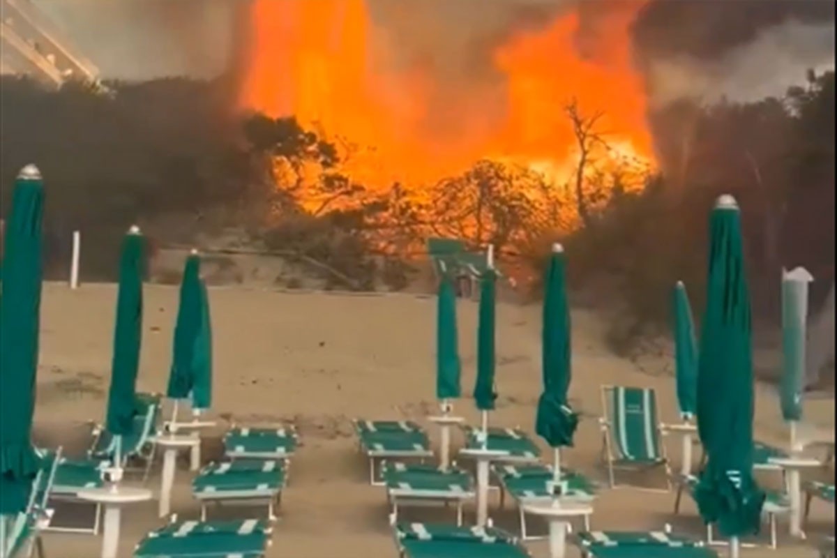 Požar na jugu Italije: Stotine turista i kupača evakuisane morskim putem (VIDEO)
