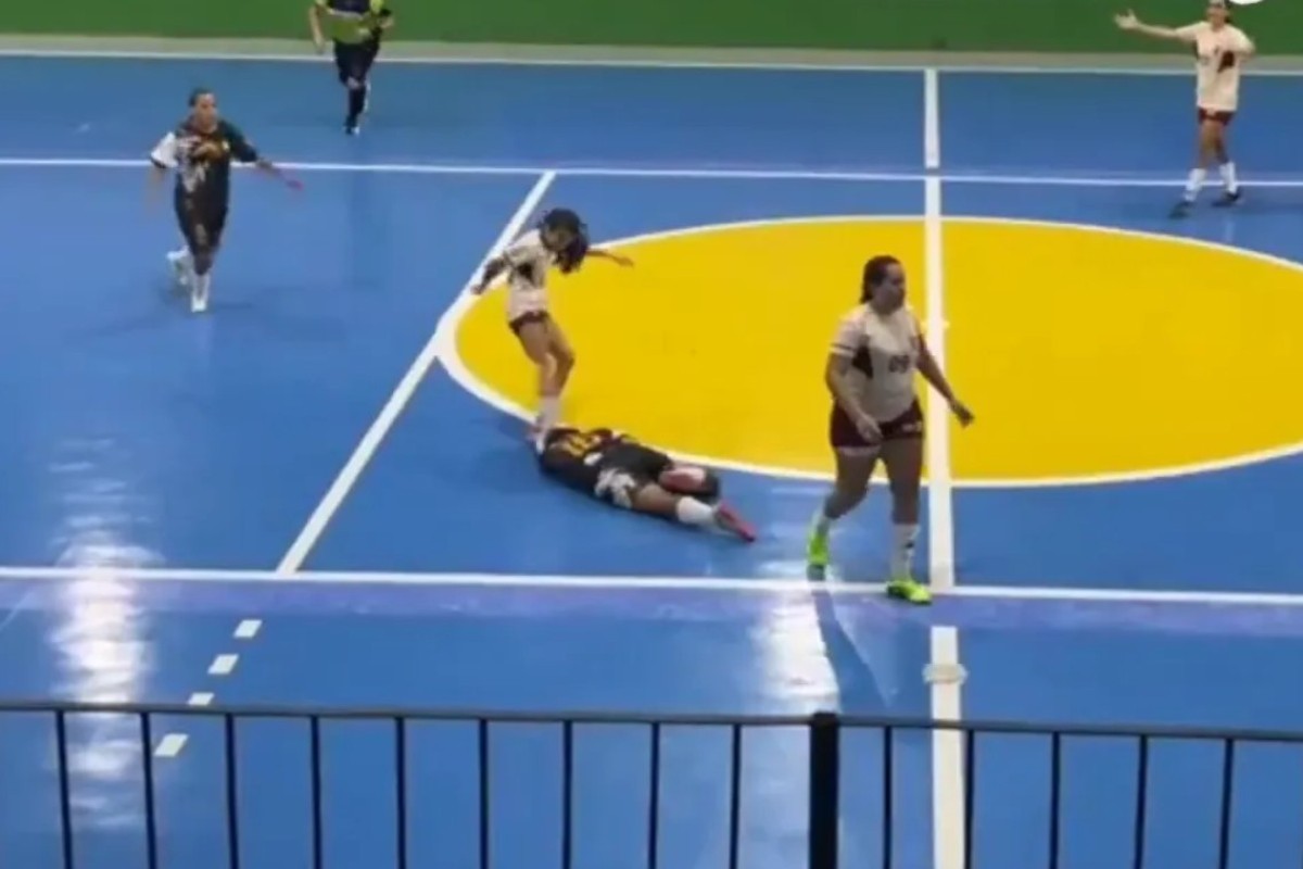Brutalan napad na terenu: Rivalku šutirala u glavu kao loptu (VIDEO)