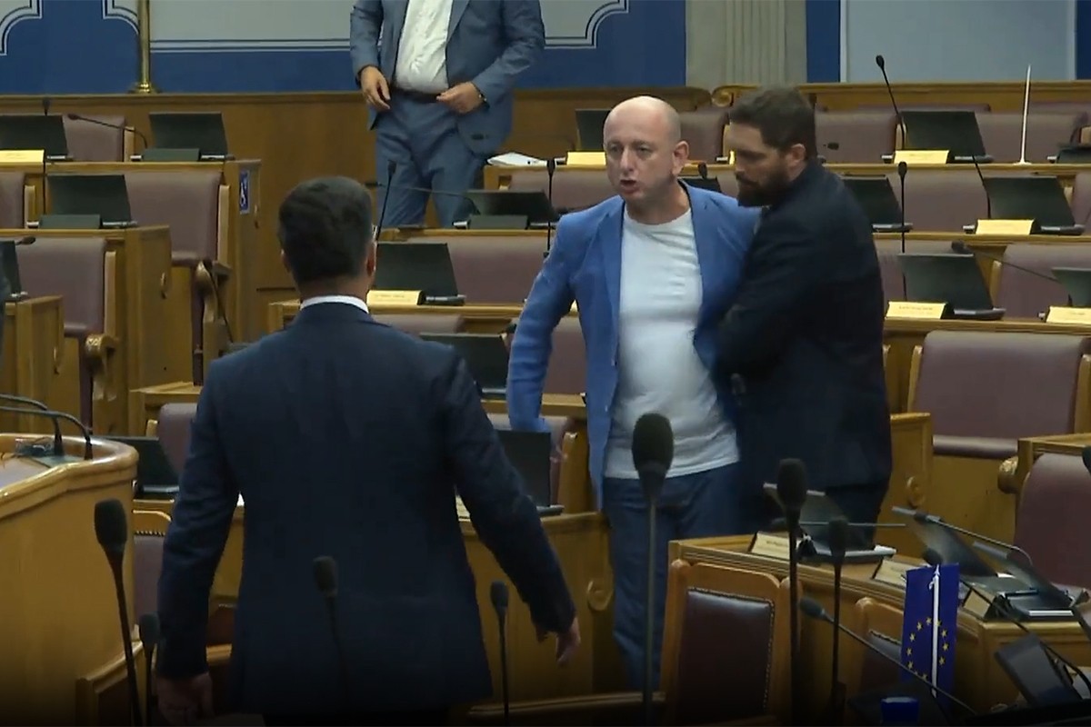 Haos u parlamentu Crne Gore: Ministar policije krenuo na Kneževića (VIDEO)