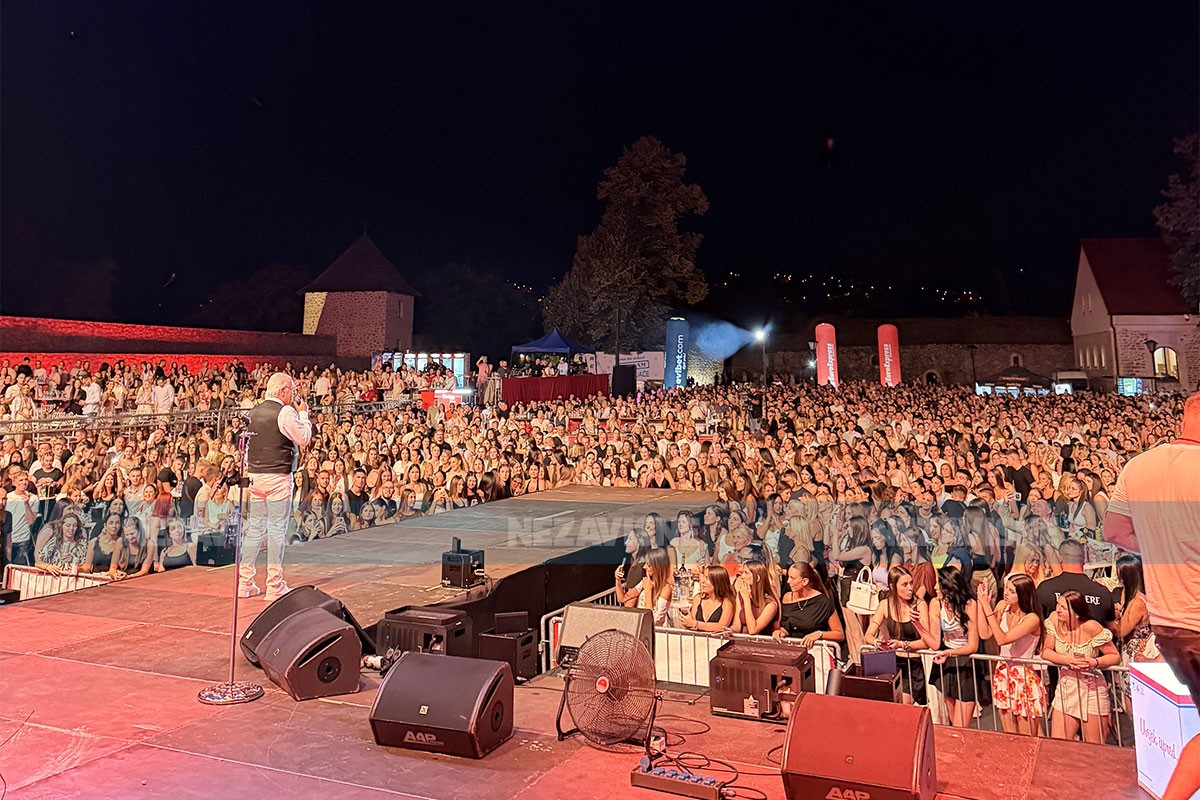 Koncertom Željka Samardžića otpočele tri noći zabave na Kastelu (VIDEO)