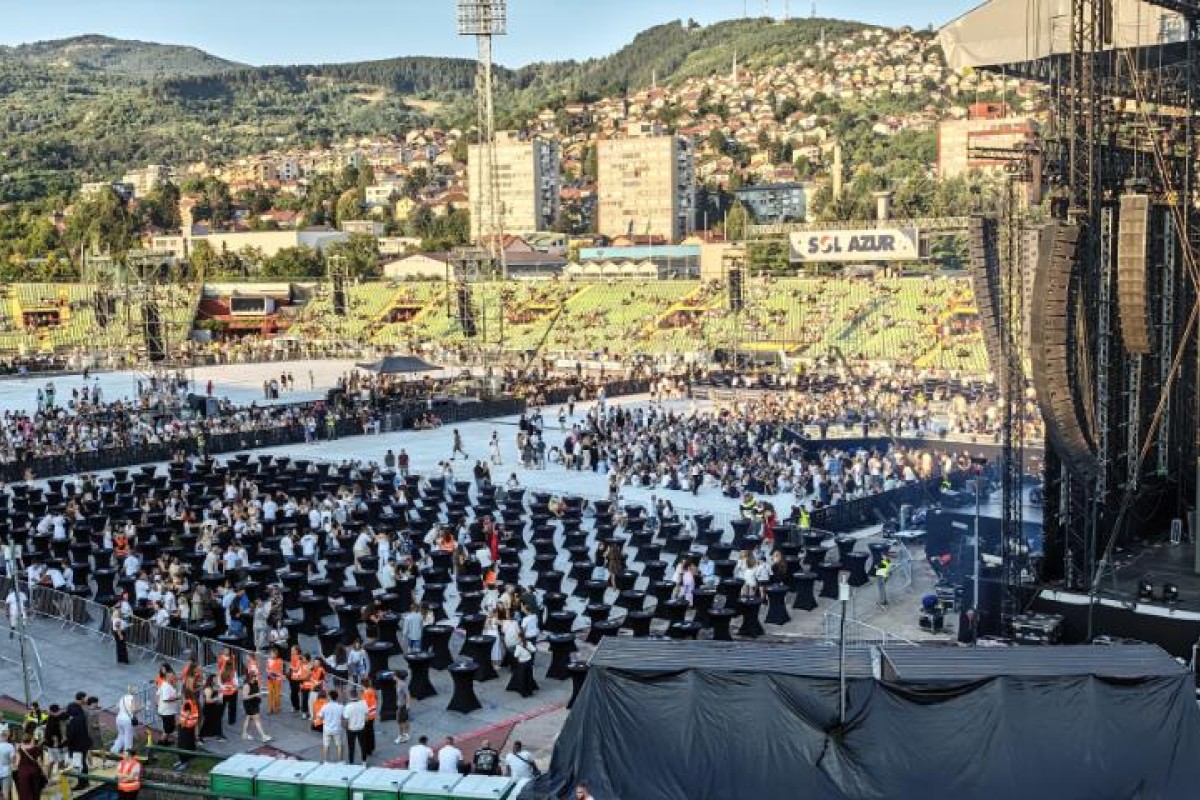 Rijeka ljudi slijeva se prema "Koševu": Večeras prvi spektakl Dine Merlina (VIDEO)