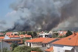 Veliki požar u Zadru: Dignuta četiri kanadera, gust dim iznad grada ...