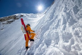 Opasna misija na Mont Everestu: Vraćaju tijelo alpiniste koje leži ...