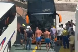 Autobus na sprat zapeo na trajektu za Korčulu, ljudi ga tresli i gurali