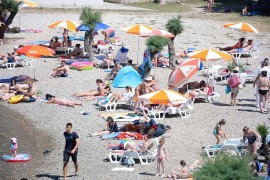 U Neumu se traži krevet više, turisti spas od vrućina našli u moru