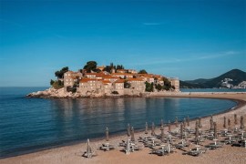 Papreno ljetovanje u Crnoj Gori: Ležaljke i suncobran koštaju 240 evra