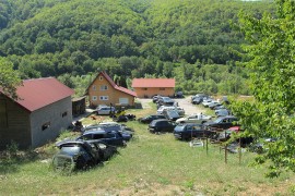 Policijska akcija u Foči: Pretresli auto-otpad, zaplijenili 11 vozila ...