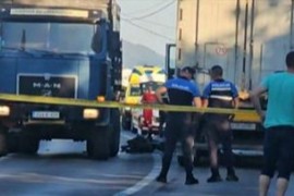 Teška nesreća kod Kalesije: Motociklista podletio pod kamion pa ...
