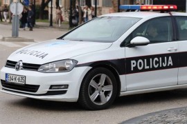 Potjera za vozačem: Drogu izbacio iz auta, mercedes završio u jarku