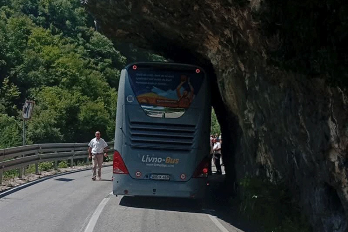 Autobus zapeo u kanjonu kod Banjaluke, saobraćaj otežan
