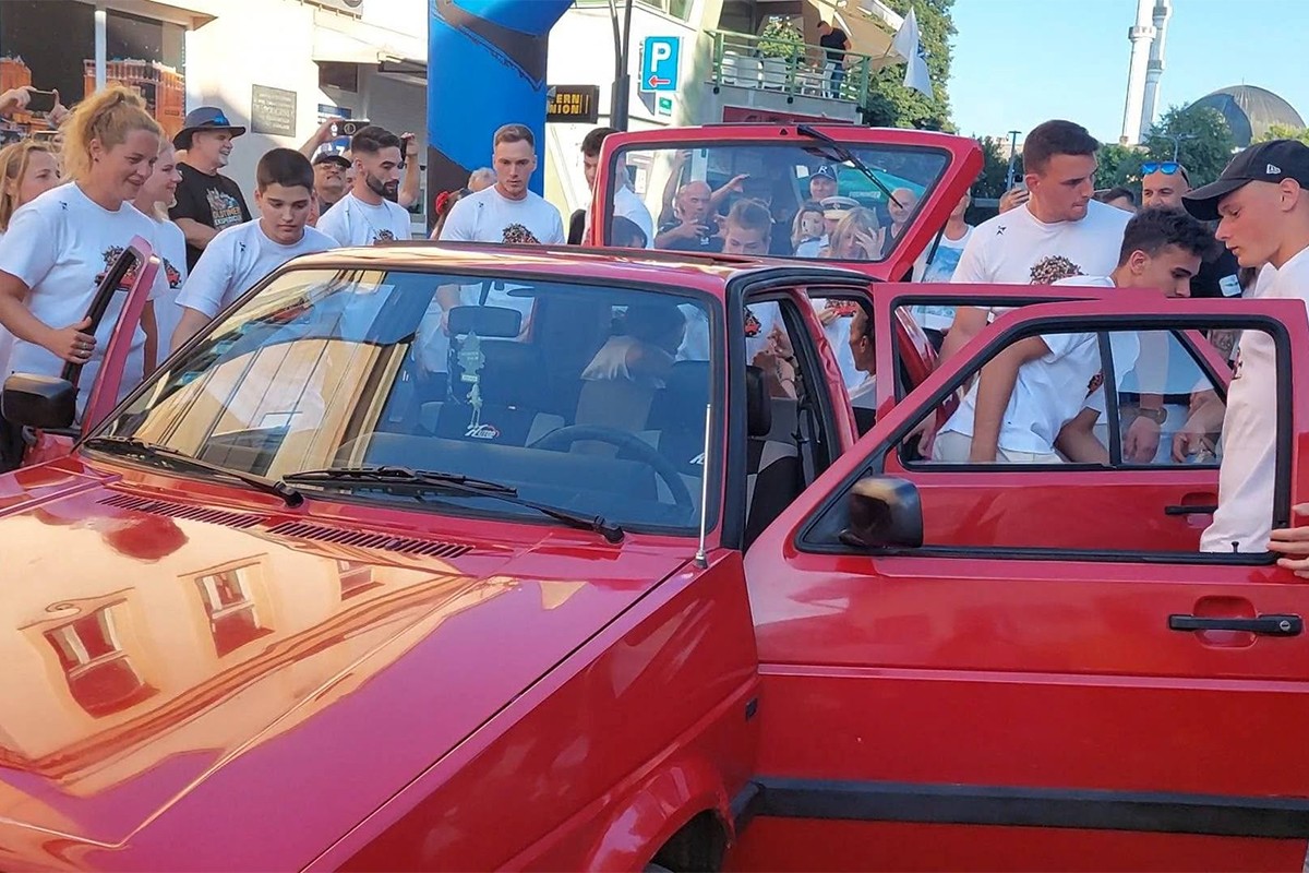 Podvig iz BiH za Ginisov rekord: U "Golf dvojku" stalo 20 ljudi (VIDEO)