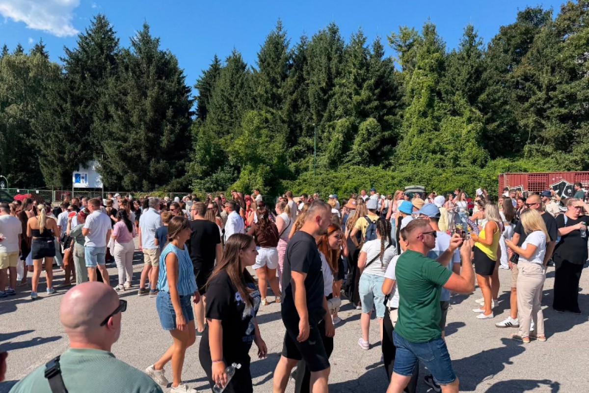 Publika pristiže na Koševo: Kolone formirane nekoliko sati pred koncert Dine Merlina